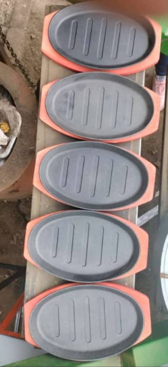 Cast Iron Sizzling Plate with Wooden Base